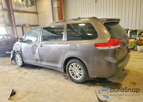 2013 Toyota Sienna Xle z USA, uszkodzony, nr VIN 5TDYK3DC9DS389940